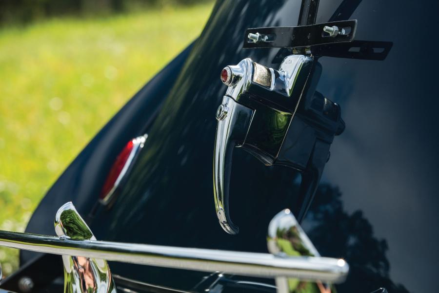 Детали экстерьера Graham Model 113 Custom Hollywood Supercharged Sedan 1941 года  (фото 20 из 53)